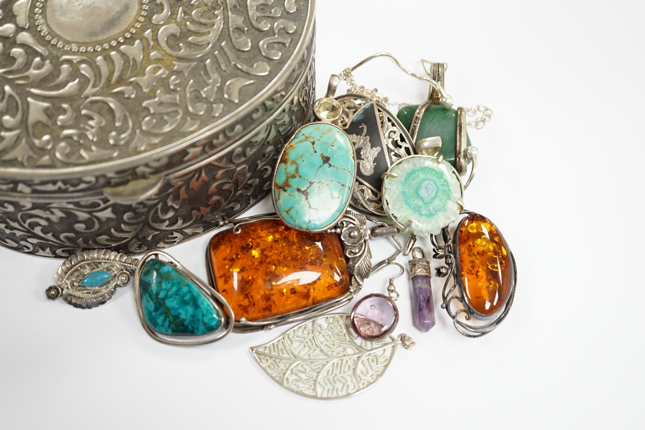 A quantity of assorted jewellery including Israeli 925 brooch, sterling agate pendant and large amber set pendant.
